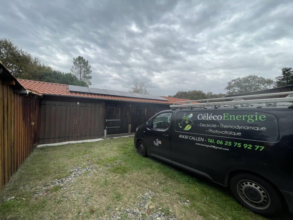 Van Céléco Energie (Electricité, Thermodynamique, Photovoltaïque) devant un hangar avec panneaux solaires. Contact: 06 25 75 92 77.