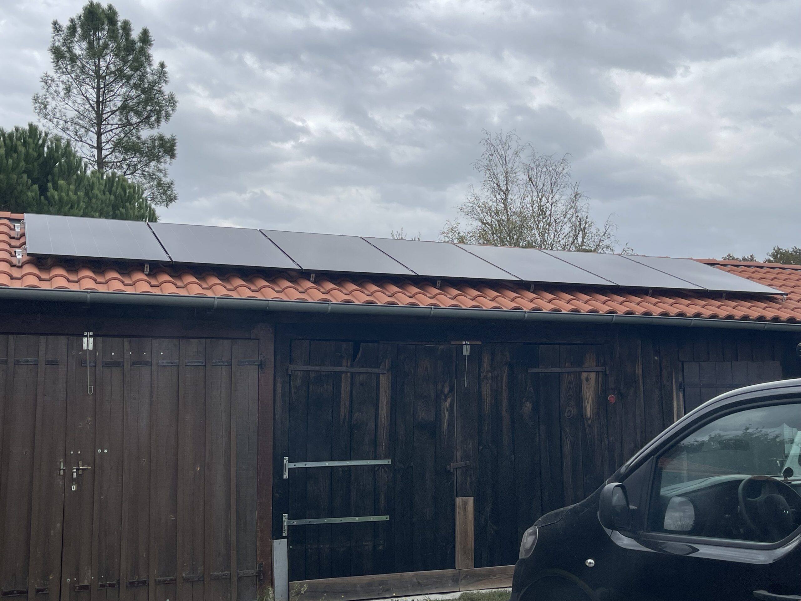 Pourquoi opter pour uInstallation de panneaux Dualsun 425w et 500w bi.verre – micro onduleur Enphase IQ8HCne rénovation énergétique avec Céléco Énergie ?